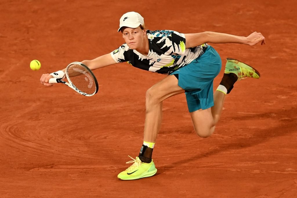 Novak Djokovic'in 2023 Avustralya açığı kazandıktan sonra "Novak Djokovic: Yeni nesil neden bu gidişata dur diyemiyor?" başlıklı bir yazı yayınlamıştık. Acaba bu sorunun cevabı, kayak pistlerinden tenis kortlarına bir yıldız olarak tanımlanan Jannik Sinner olabilir mi? 2024 Avustralya açık yarı finalinde Jannik Sinner çok güzel bir oyun ile 2195 gündür yenilmeyen Djokovic'i 3-1 yenerek adını finale yazdırdı. Sinner finalde, Sascha Zverev'i çok zorlu bir maçta 3-2 yenen Daniil Medvedev ile oynayacak.