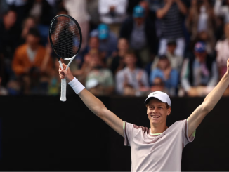 Novak Djokovic'in 2023 Avustralya açığı kazandıktan sonra "Novak Djokovic: Yeni nesil neden bu gidişata dur diyemiyor?" başlıklı bir yazı yayınlamıştık. Acaba bu sorunun cevabı, kayak pistlerinden tenis kortlarına bir yıldız olarak tanımlanan Jannik Sinner olabilir mi? 2024 Avustralya açık yarı finalinde Jannik Sinner çok güzel bir oyun ile 2195 gündür yenilmeyen Djokovic'i 3-1 yenerek adını finale yazdırdı. Sinner finalde, Sascha Zverev'i çok zorlu bir maçta 3-2 yenen Daniil Medvedev ile oynayacak.