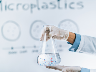 Nanoplastikler Şişe Sularındaki Görünmez Tehlike. Plastikler, günlük yaşamımızın ayrılmaz bir parçası haline geldi. Ancak son dönemde, özellikle 1 µm ile 5 mm boyutları arasında değişen mikroplastikler ve 1 µm'den küçük nanoplastikler, sağlık üzerindeki olası zararları nedeniyle endişe uyandırmaktadır. Nanoplastiklerin küçük boyutları, insan vücuduna girmelerini daha kolay hale getirerek, mikroplastiklere kıyasla daha toksik olabileceğini düşündürmektedir. Ancak nanoplastikleri tespit etmek, nano seviyede hassasiyet ve plastik tanımlama özgüllüğü gerektiren büyük analitik zorluklar doğurmaktadır. Bu da, etrafımızı saran bu gizemli nano dünyayı anlamamızda bir bilgi boşluğuna yol açmaktadır. Araştırmacılar şişe sularındaki görünmez tehlike nanoplastiklerin varlığını daha kolay analiz edebilecek bir yöntem geliştirdiler.